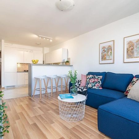 Navy Aesthetic Apartment With Balcony By Noclegi Renters Warszawa Eksteriør billede
