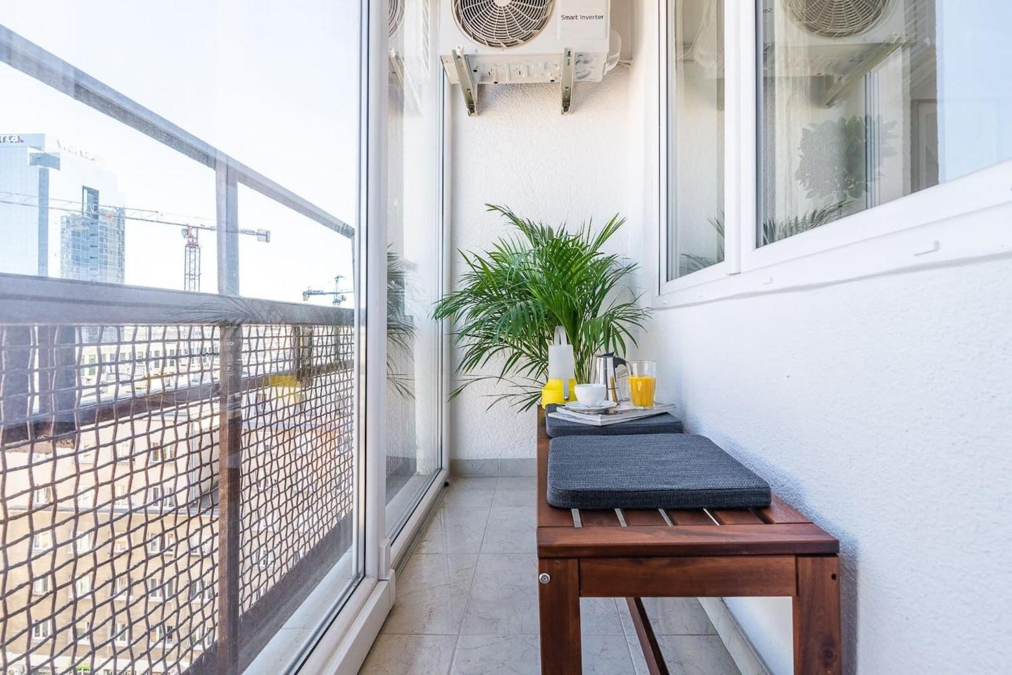 Navy Aesthetic Apartment With Balcony By Noclegi Renters Warszawa Eksteriør billede